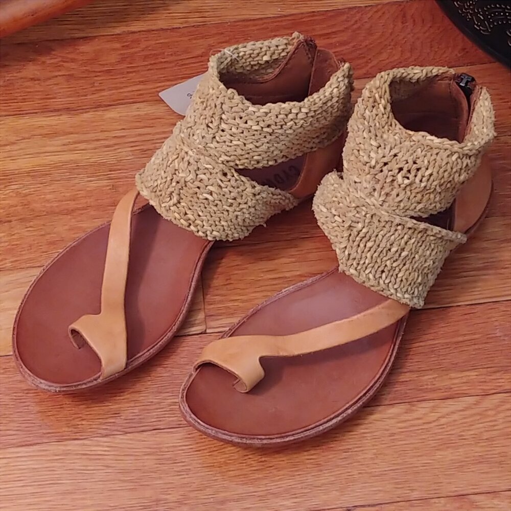 Cydwoq Vintage Turret Sandals NWT